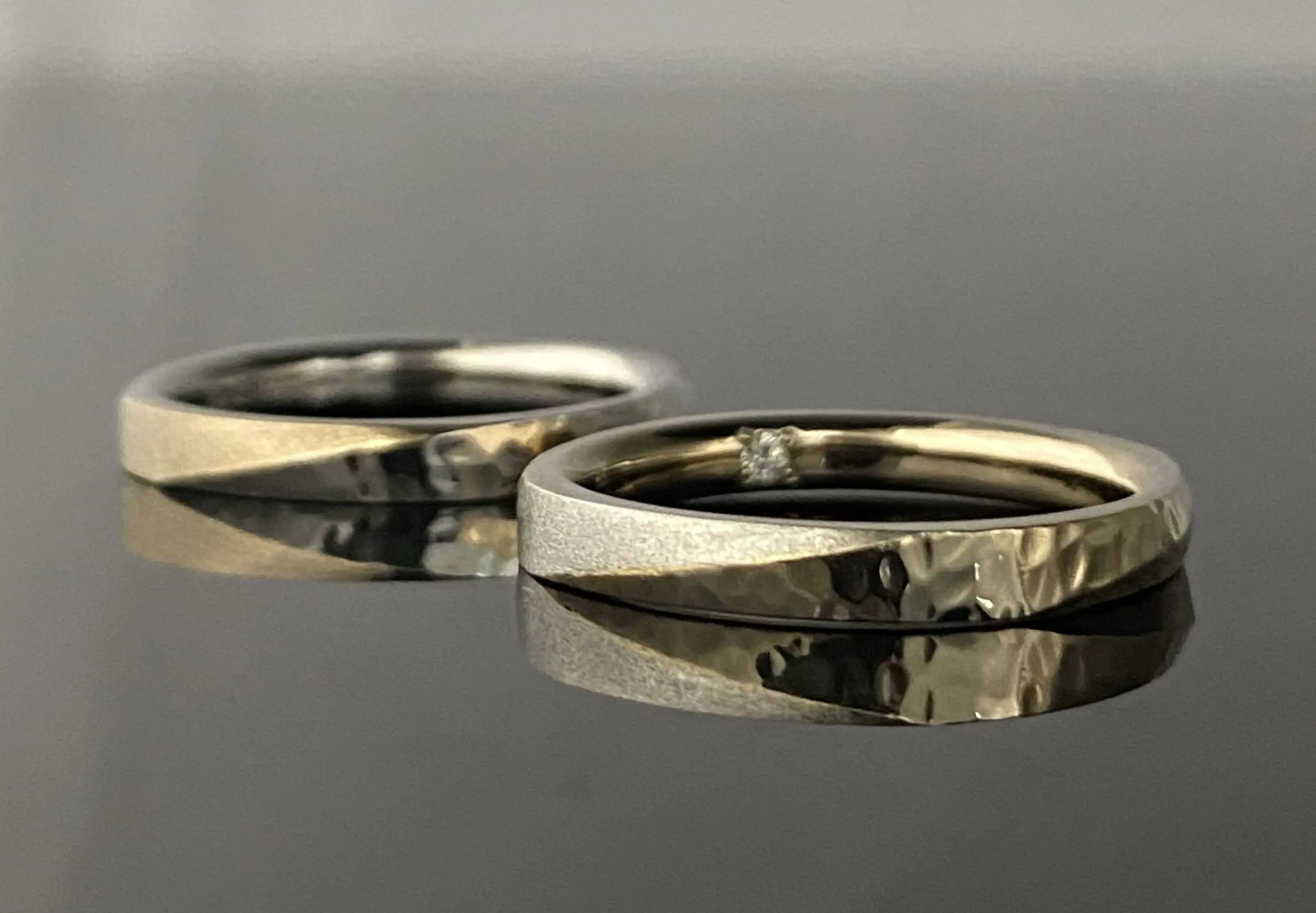 互いの素材を金貼加工で入れ合ったこだわりの鍛造リング | 結婚・婚約